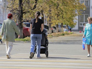 Обезопасьте прогулку: как правильно переходить дорогу с детской коляской