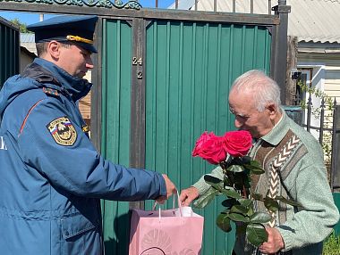  Сотрудники 6 пожарно-спасательного отряда поздравили ветерана Великой Отечественной войны с 97- летием
