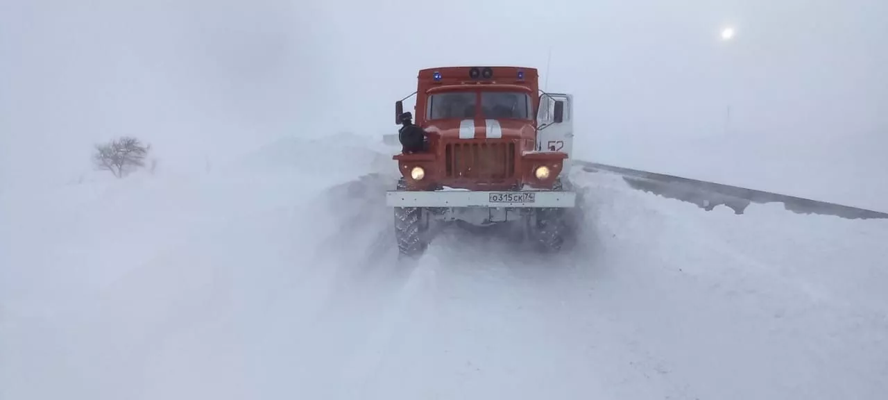 Сотрудники ГИБДД попросили водителей большегрузов не выезжать на дороги до обеда