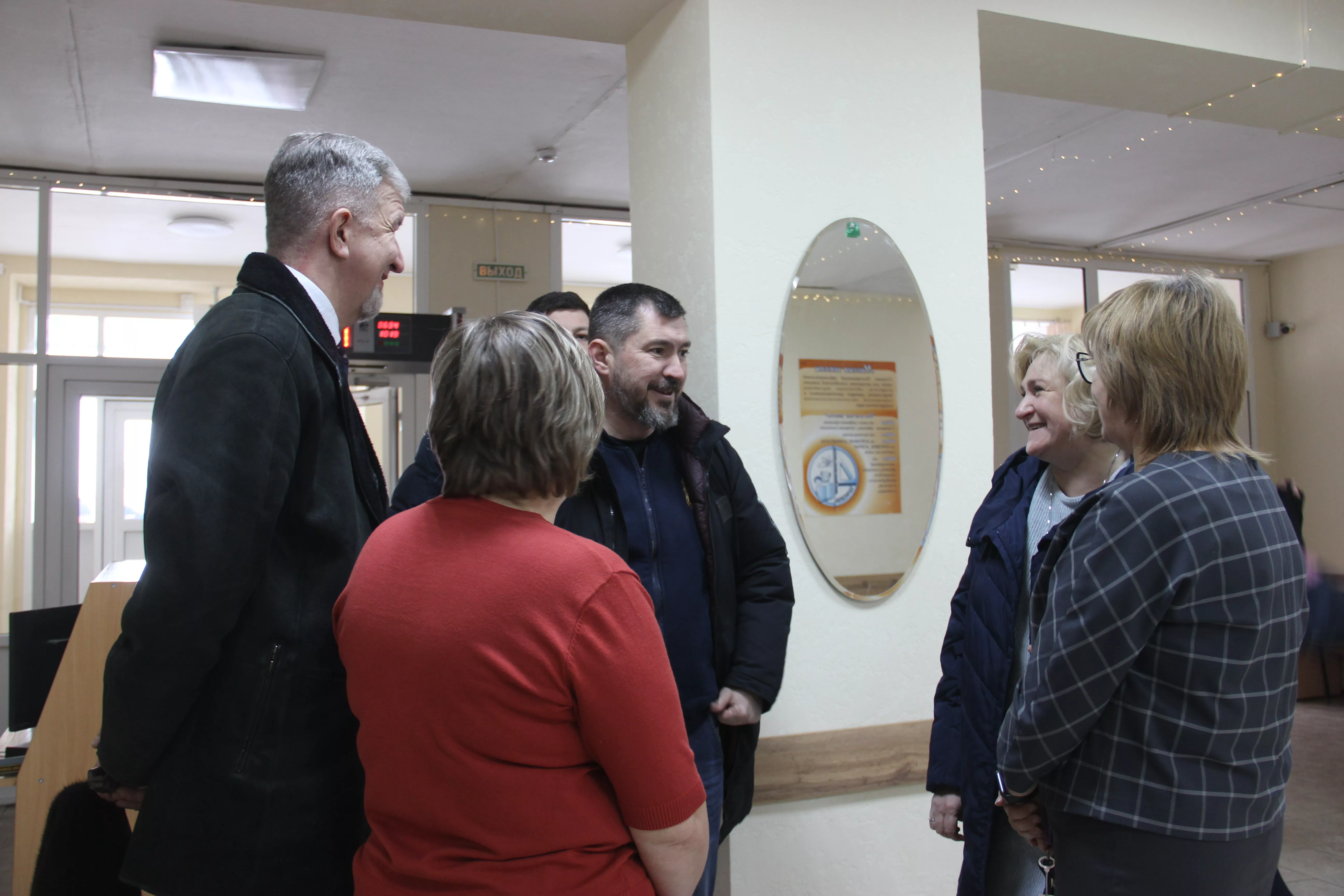 Заместитель председателя Заксобрания осмотрел ремонт в школе № 4 Копейска