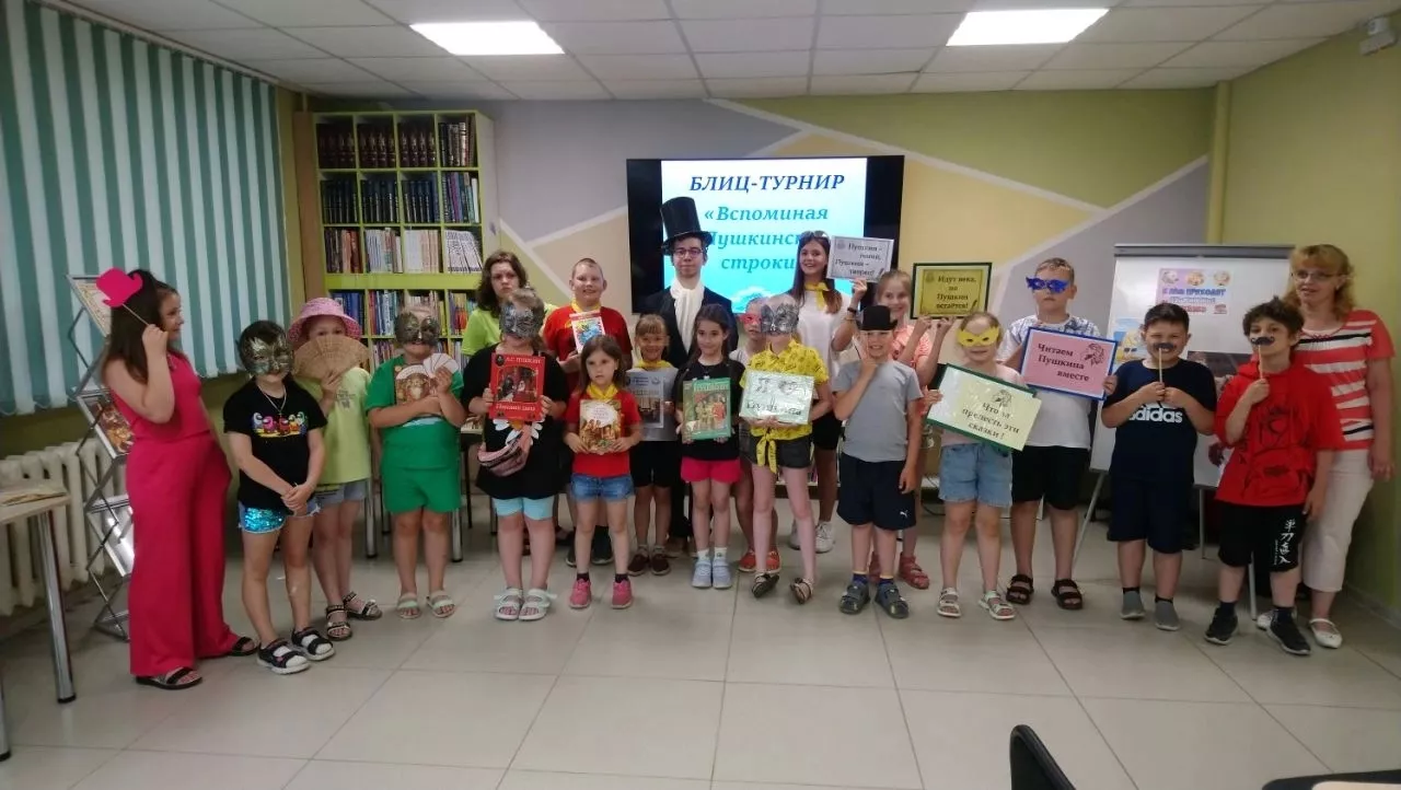 Сегодня в библиотеке семейного чтения №5 прошла творческая площадка «Пушкинский день России»