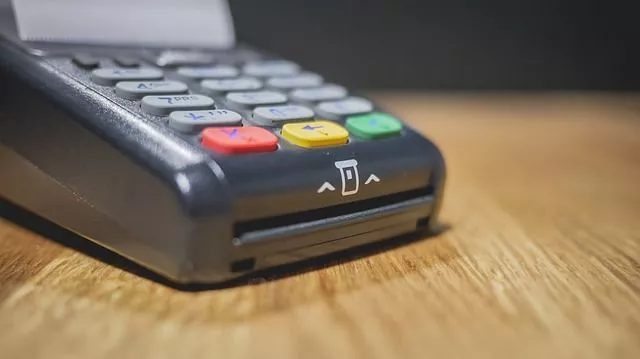 Сходил в магазин с чужой картой и оставил карту себе