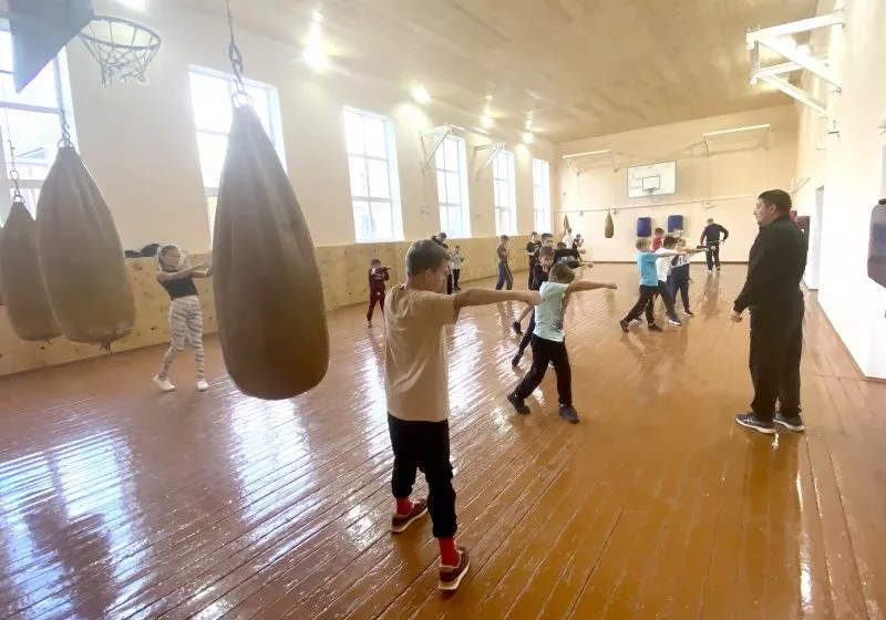 Глава Копейска оценил ремонт школы бокса