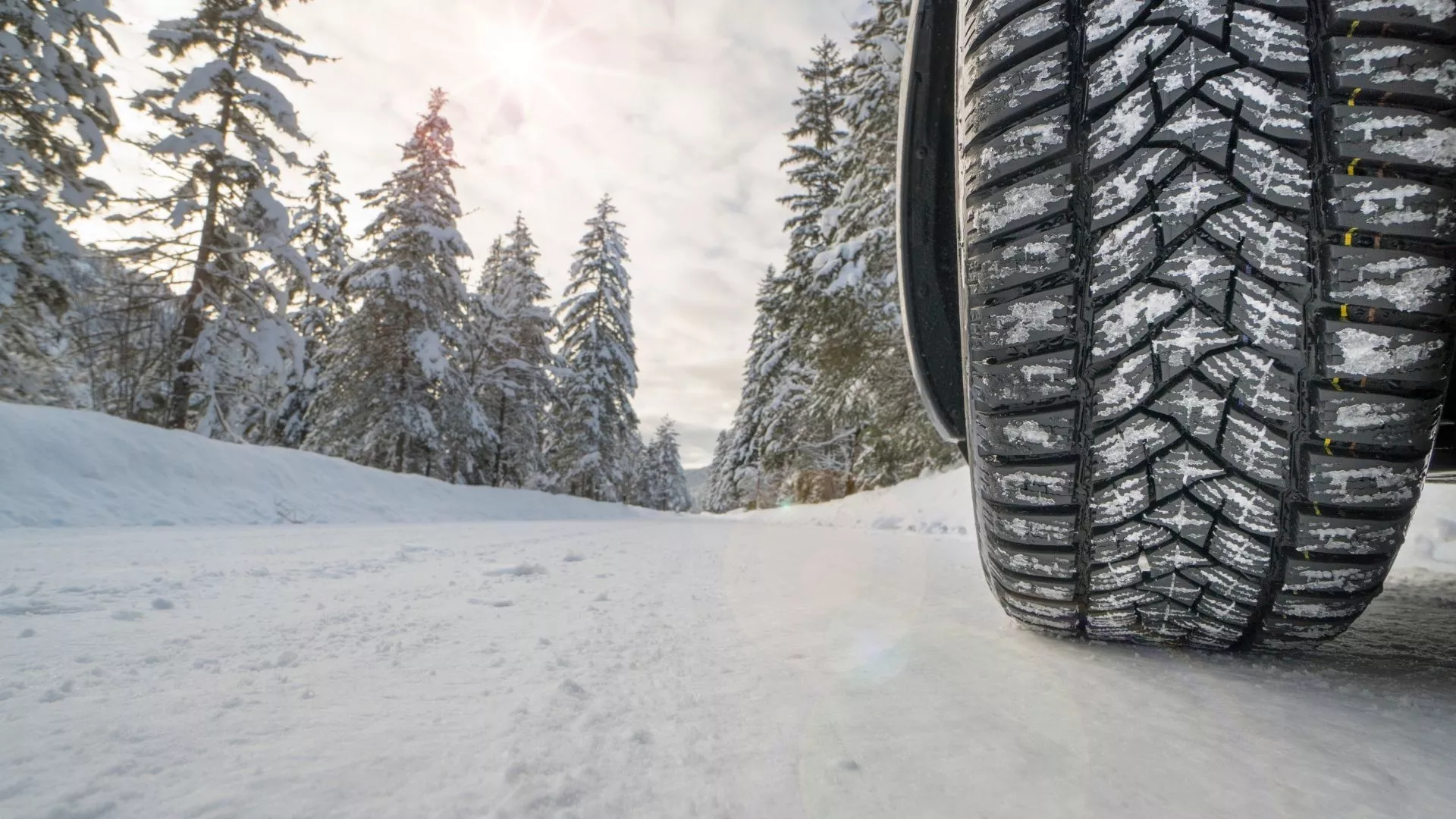 Водителей предупредили о снегопадах и ухудшении условий на дорогах