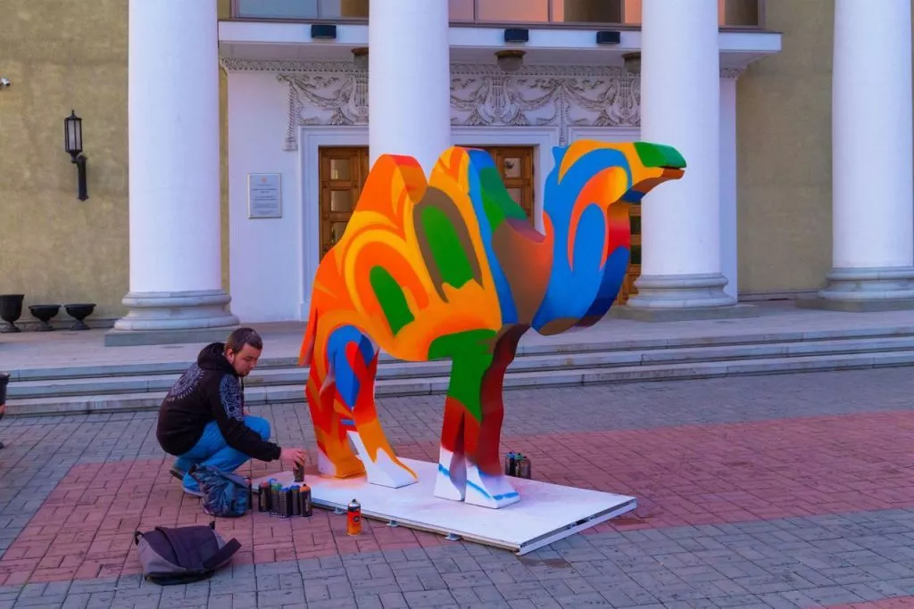 Как верблюд на челябинском гербе победил собаку и трактор