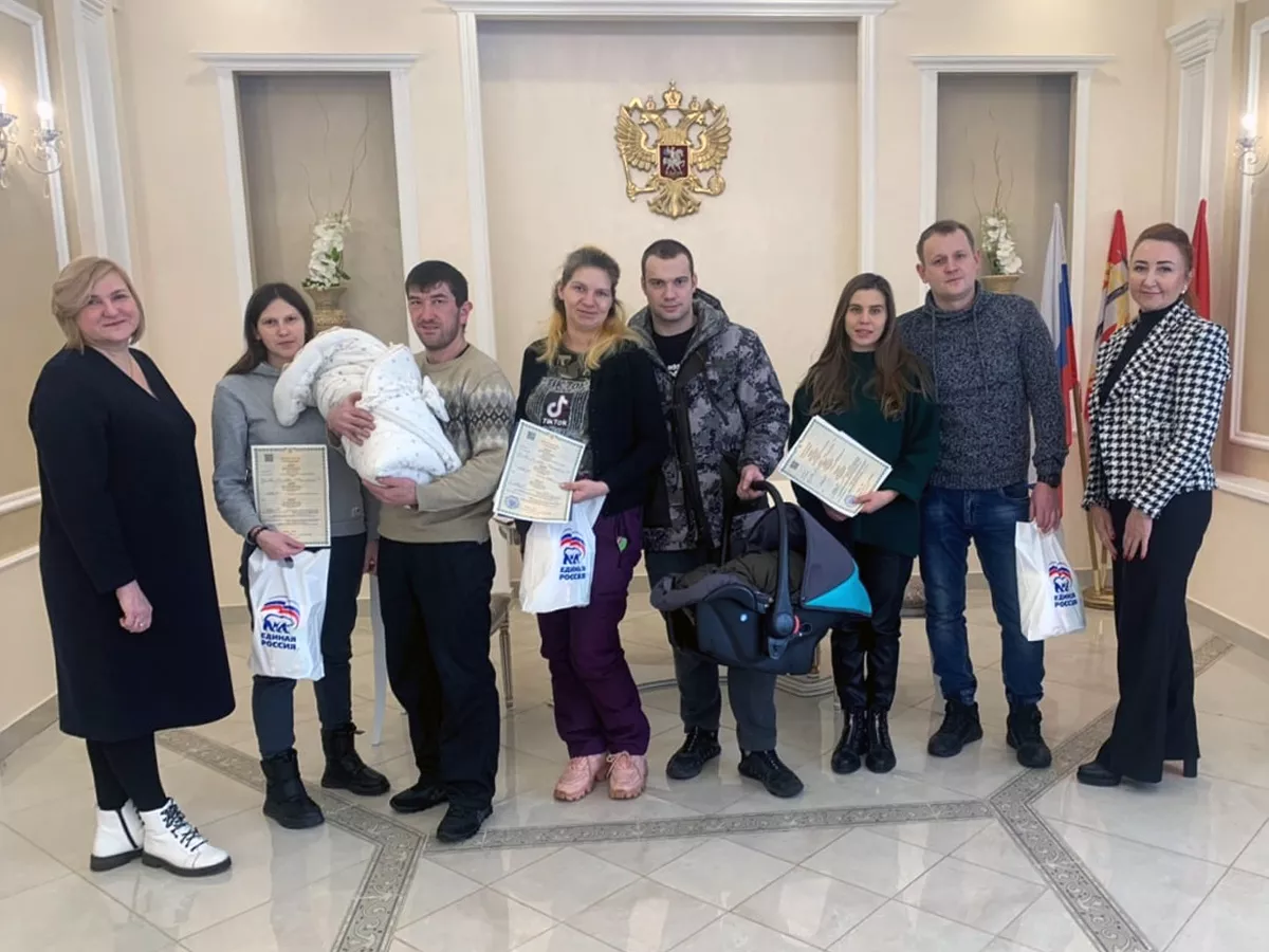 В копейском ЗАГСе поздравили родителей первых новорожденных 2023 года