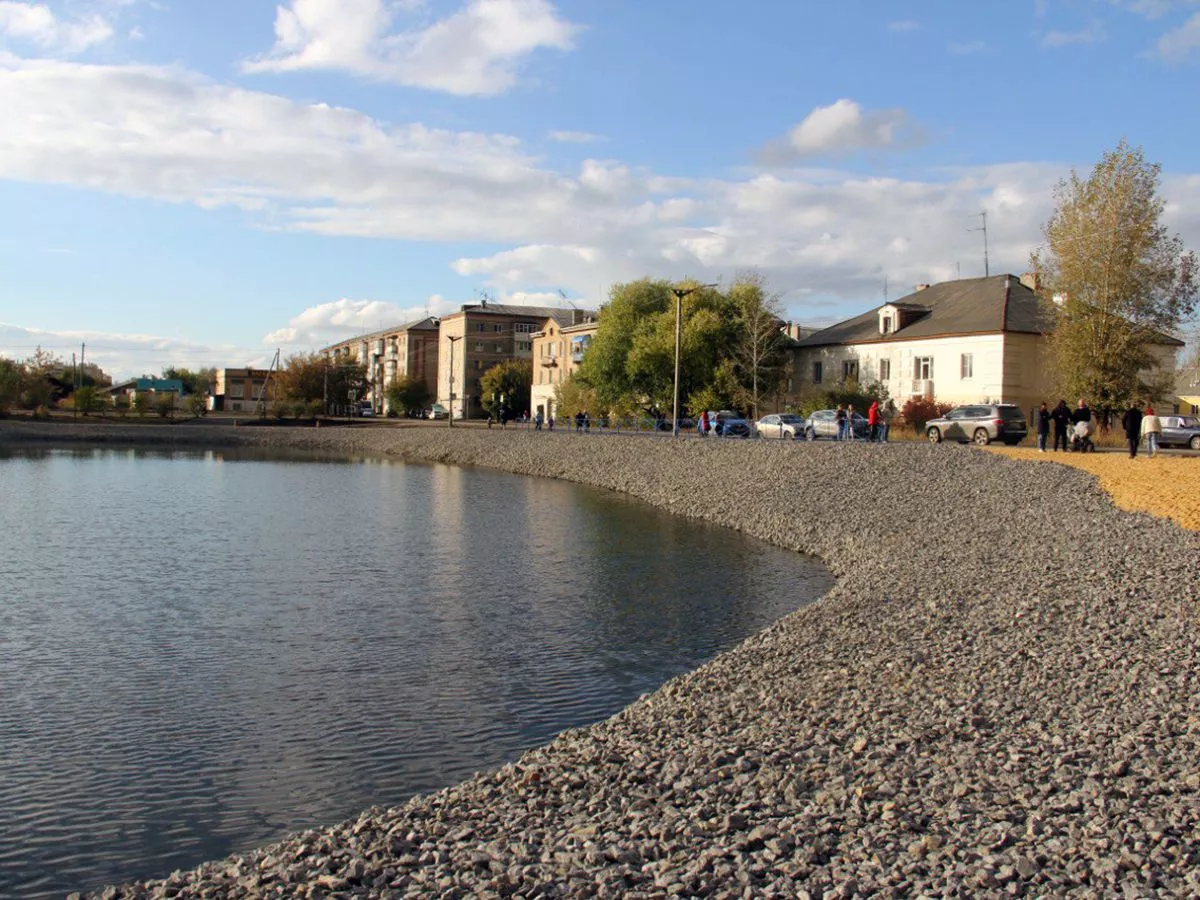 В Копейске оборудовали новый сквер вокруг пруда