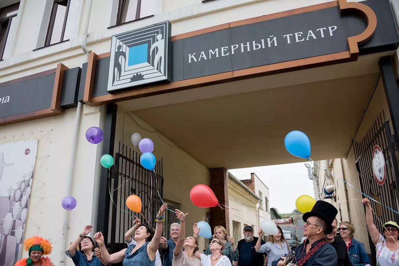 В Камерном театре осваивают SUP-борд