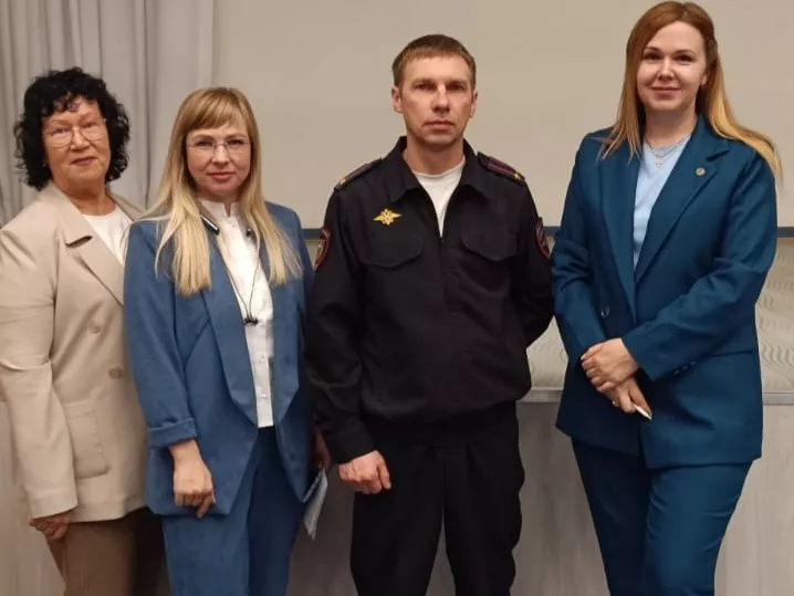 Копейские полицейские в рамках оперативно-профилактического мероприятия «Твой выбор» провели профилактическую беседу с подростками в МОУ СОШ № 7