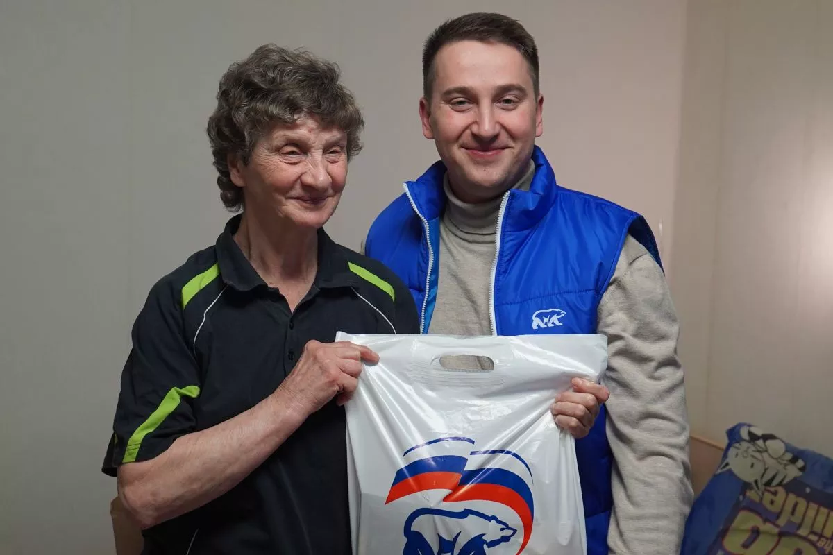 «Я восхищён»: руководитель челябинского регионального отделения «Единой России» вручил 76-летней спортсменке партийные сувениры