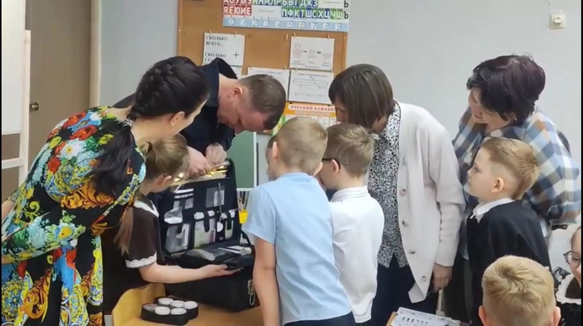 Сотрудник полиции Копейска познакомил первоклассников с работой эксперта‑криминалиста