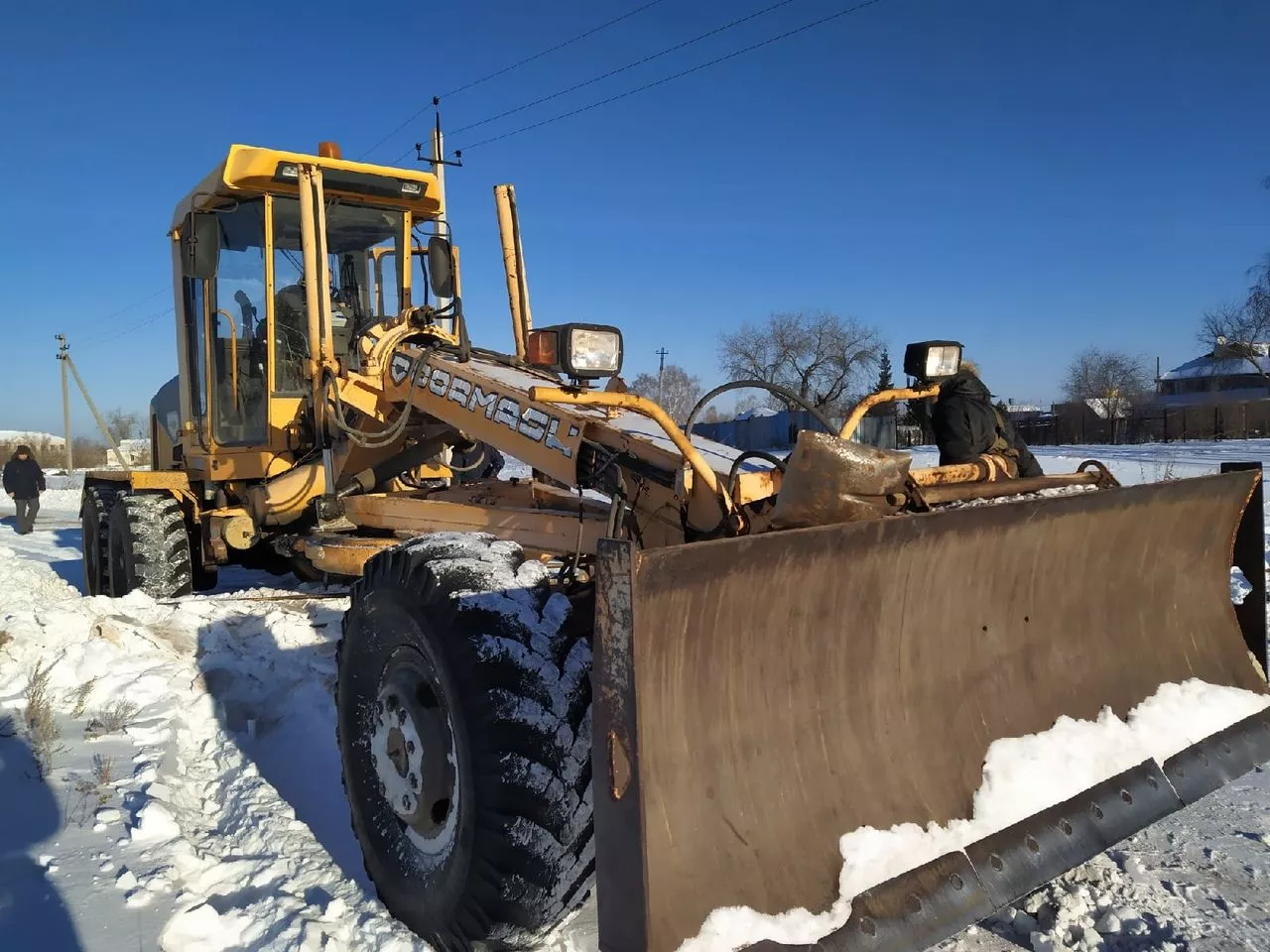 В Копейске весь день и всю ночь чистили и посыпали дороги