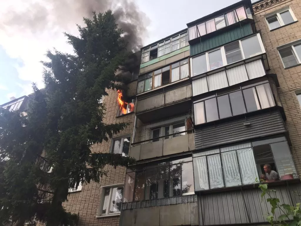 Копейские огнеборцы потушили квартиру в многоэтажке и спасли находившегося в ней пса