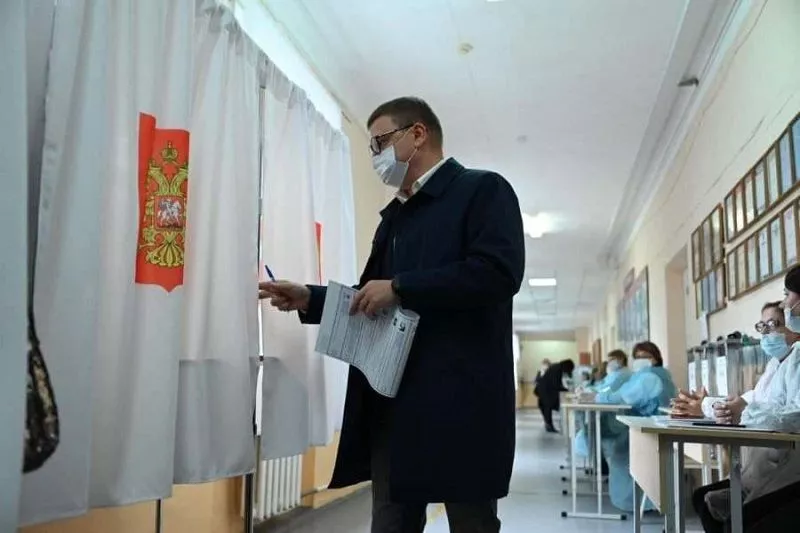 Губернатор Челябинской области Алексей Текслер проголосовал в родной школе