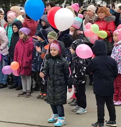 Праздник в разгаре. 1 мая на площадь пришли сотни копейчан