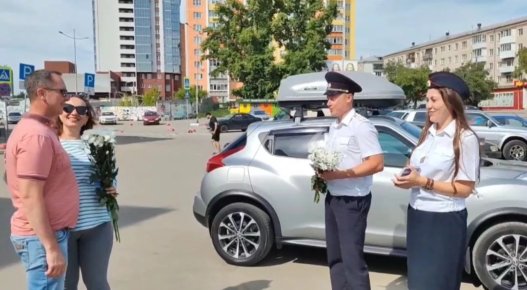 Полицейские Копейска поздравили горожан с Днём семьи, любви и верности
