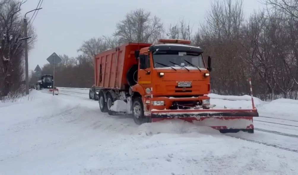 Снегоуборочная техника вышла на дороги Копейска