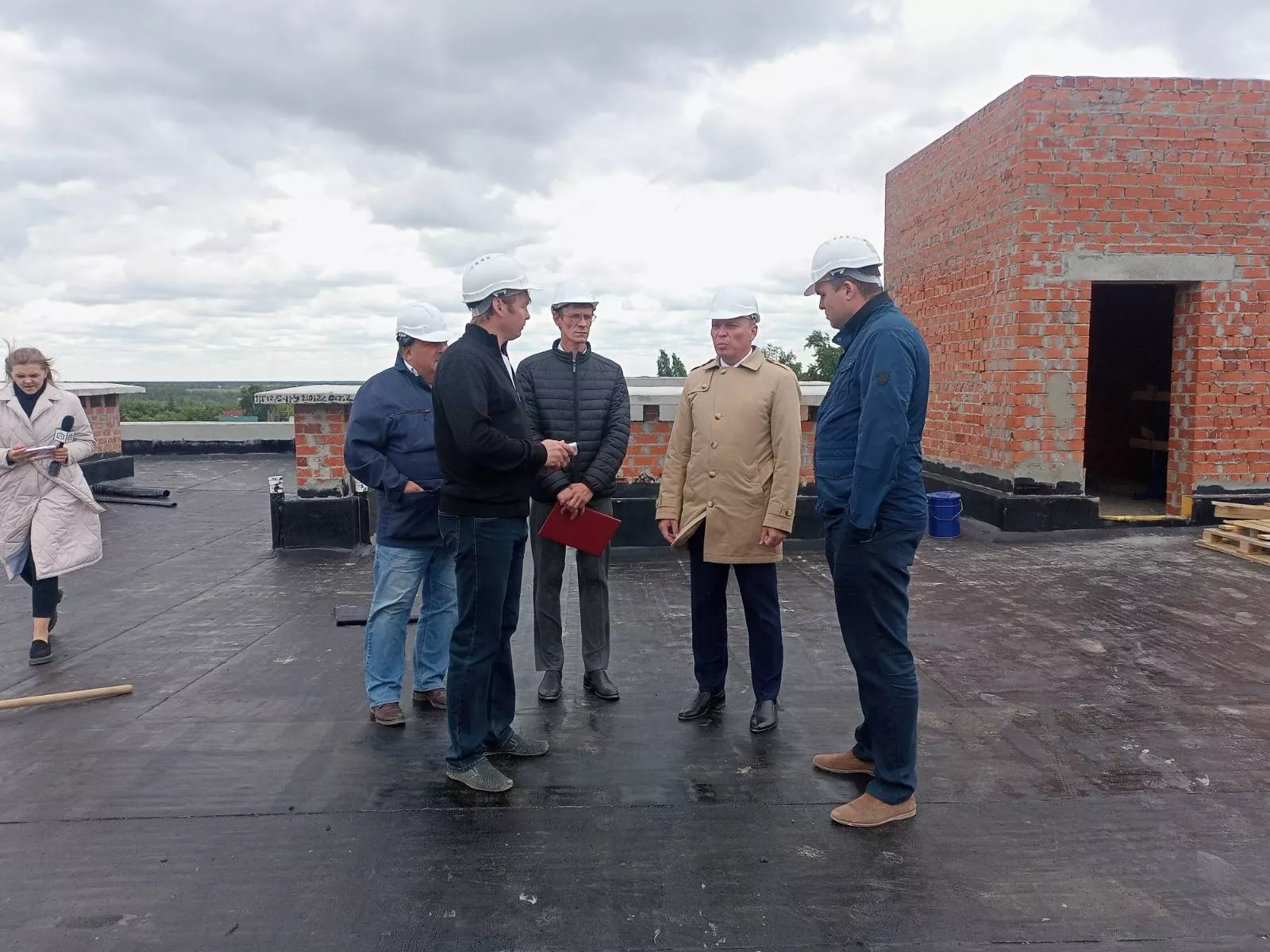 Глава Копейска поднялся на крышу детского сада