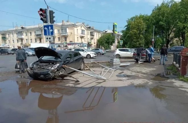 В результате массового ДТП в Копейске автомобиль вылетел на тротуар с пешеходами