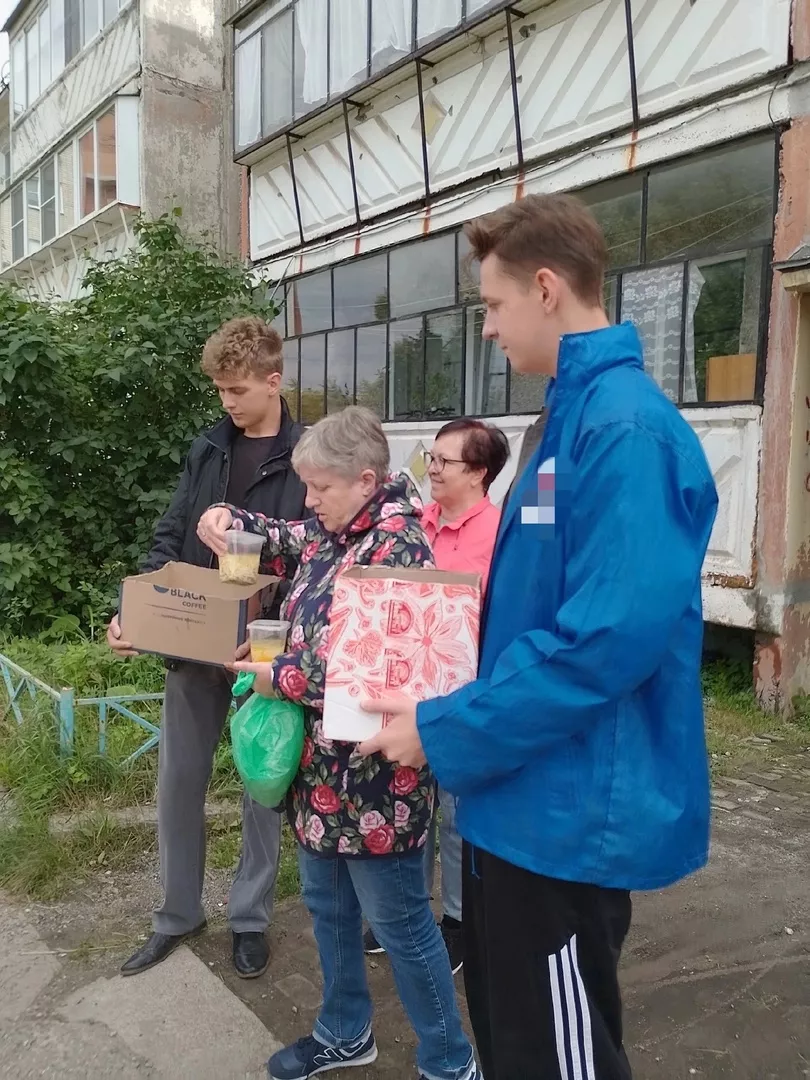 Волонтёры Копейска помогают жителям посёлка Октябрьский в трудной ситуации