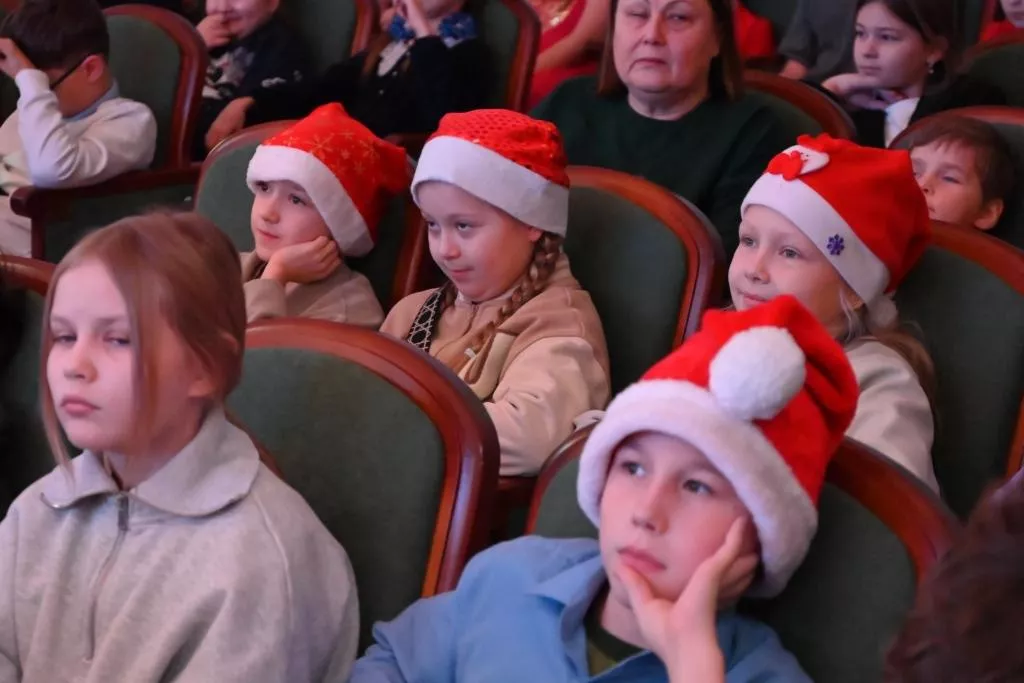 Юные копейчане получили подарки от главы города