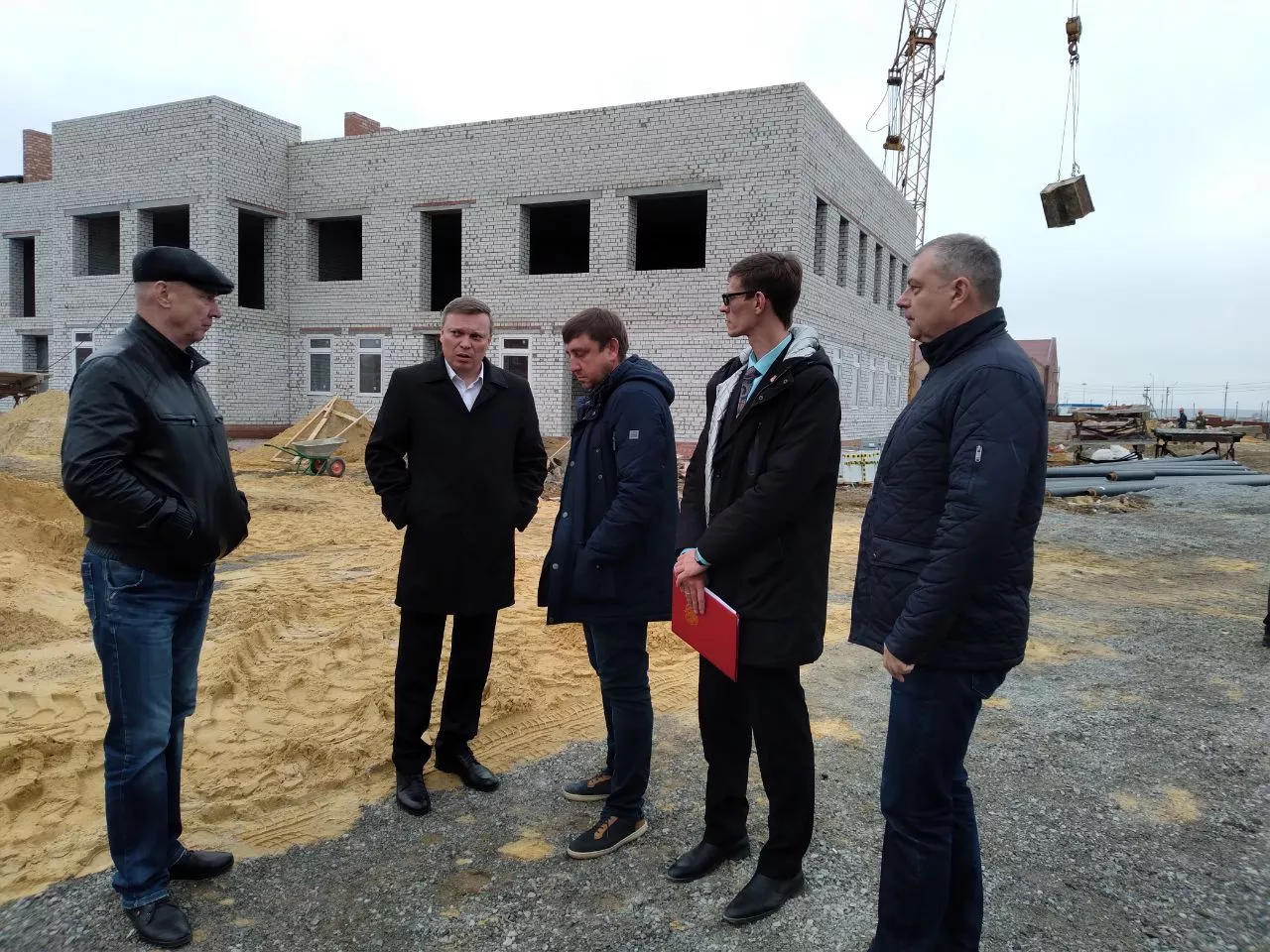 Глава Копейска побывал на стройплощадке детсада в поселке Октябрьском