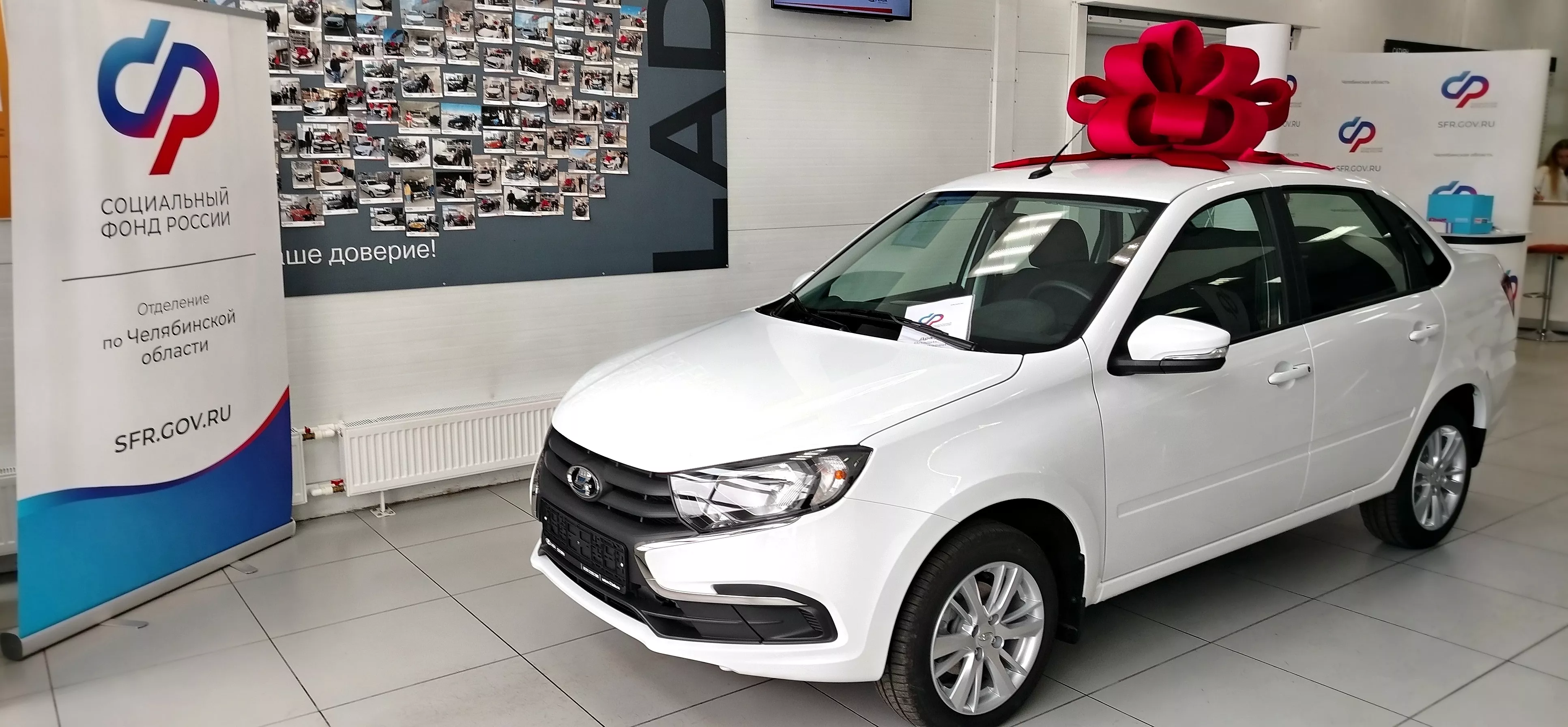 Пострадавшие на производстве копейчане получили автомобили от Социального фонда