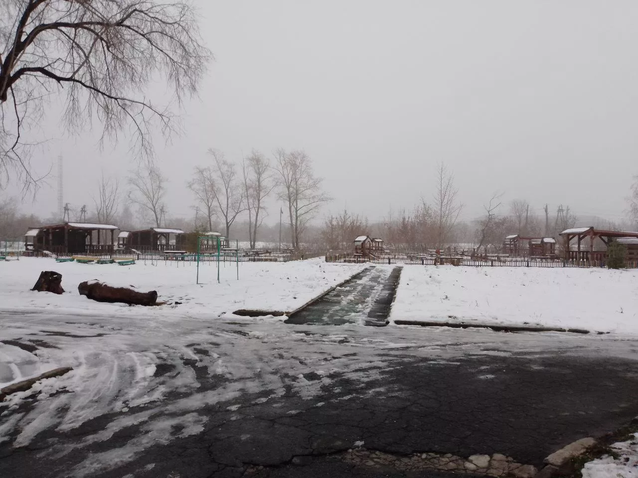 Копейск накрыло туманом, ситуация не меняется даже днем