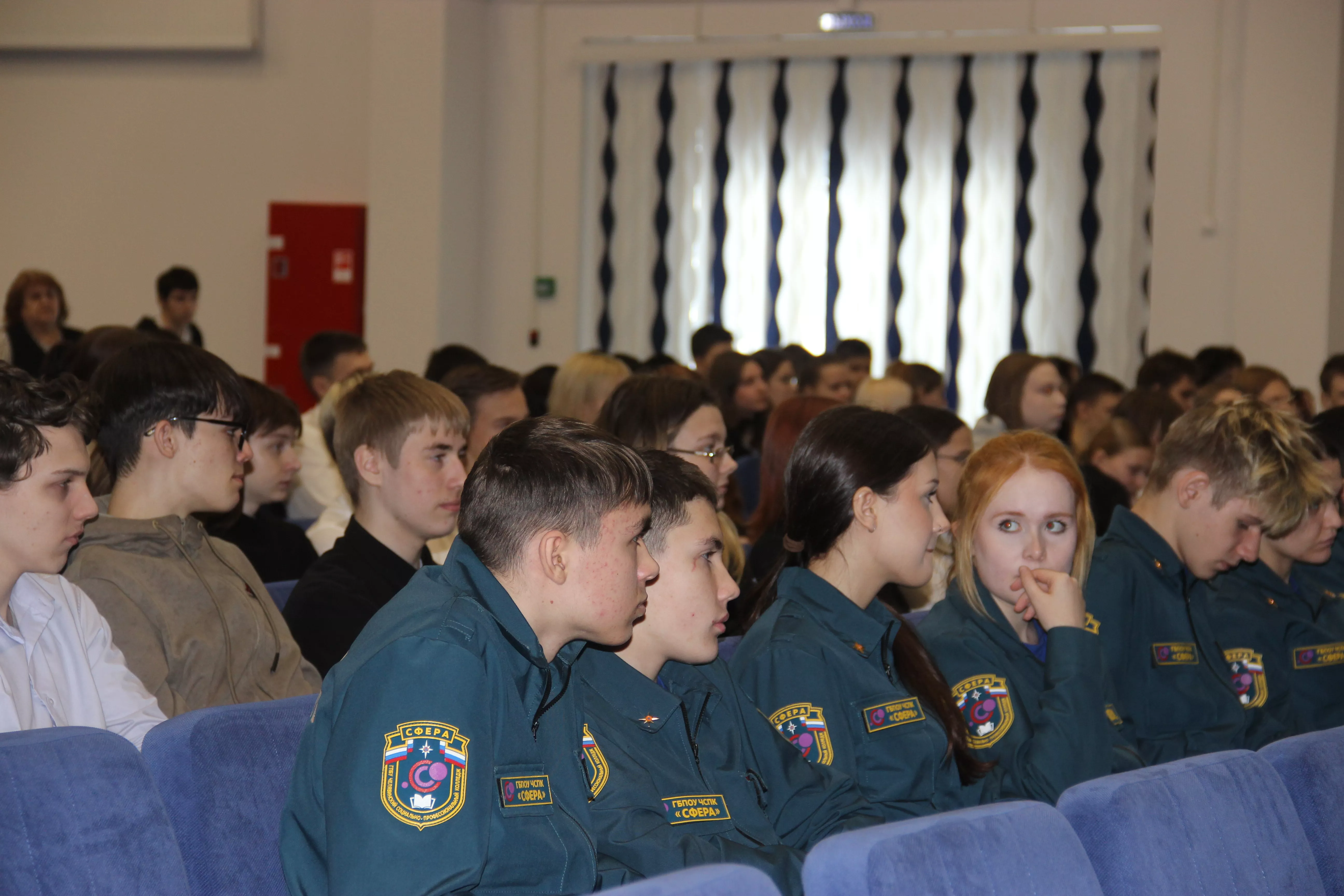 В Копейске сотрудники МЧС провели профориентационную встречу со школьниками и студентами