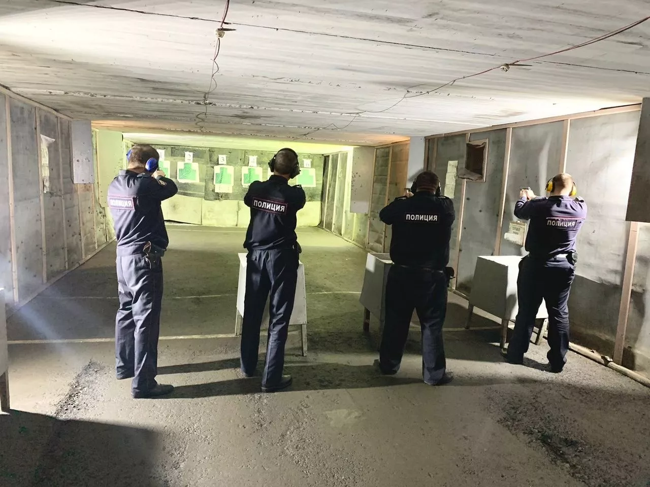 В честь профессионального праздника сотрудники полиции провели состязания по стрельбе