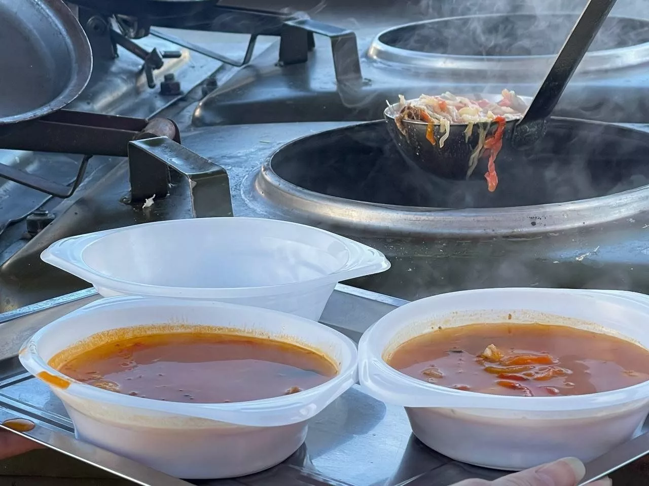 В Херсонской области для бойцов сварили народный борщ