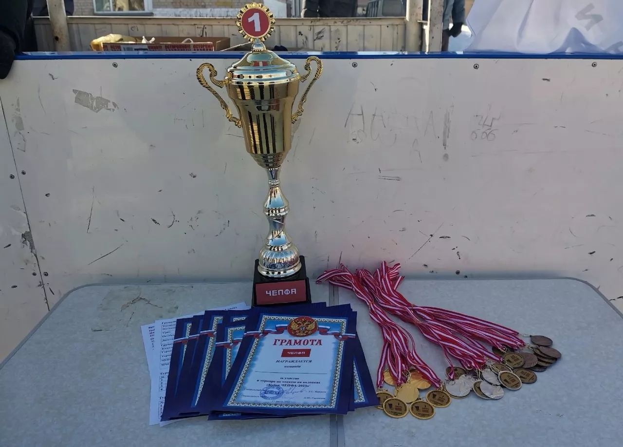 В поселке Октябрьском прошел заключительный турнир сезона по хоккею в валенках