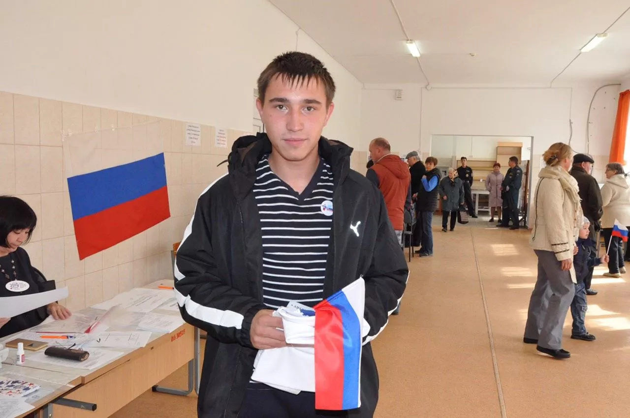 Молодые избиратели получают подарки