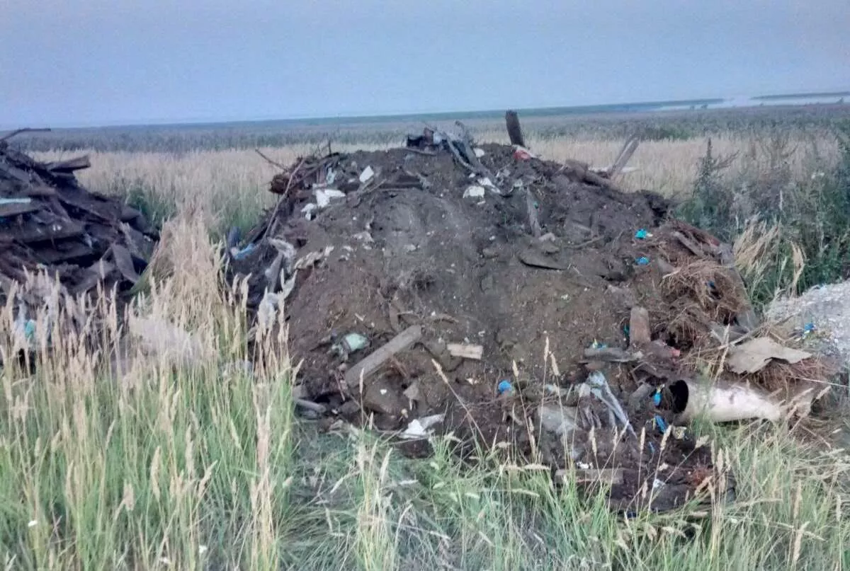 Копейчанин заснял инициаторов нелегальной свалки мусора на озере Курлады