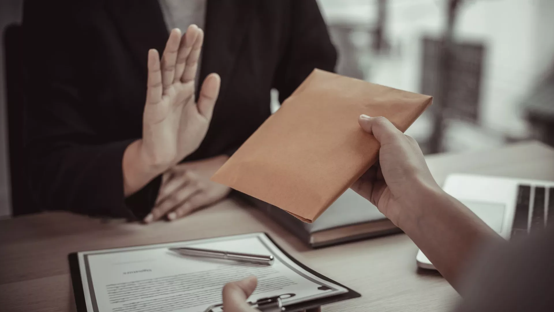 Госавтоинспекция Челябинской области напоминает о работе сервиса «Вымогают взятку? Сообщи!»