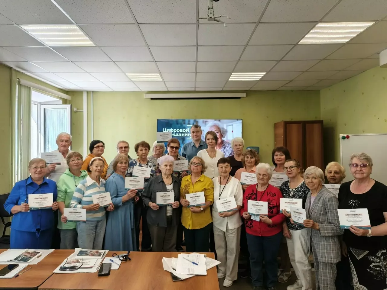 Пенсионеры Копейска получили сертификаты за курс цифровой грамотности