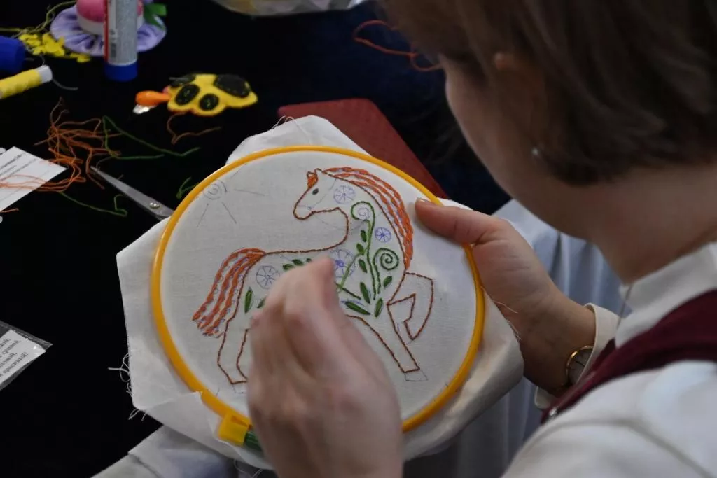 Потешки из ниток и лоскутов исполнили копейские мастерицы