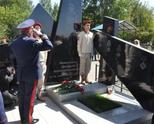 Цветы, стихи и самолет в небе. В Копейске открыли памятник Диме Новоселову