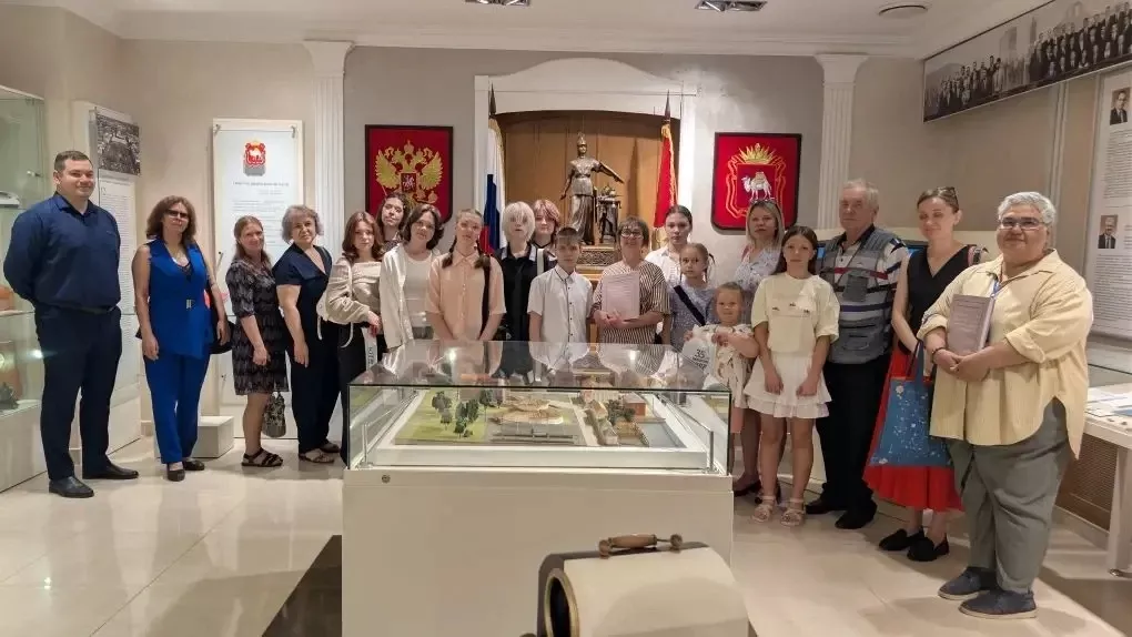 Детские рисунки из Копейска украсили стены Заксобрания