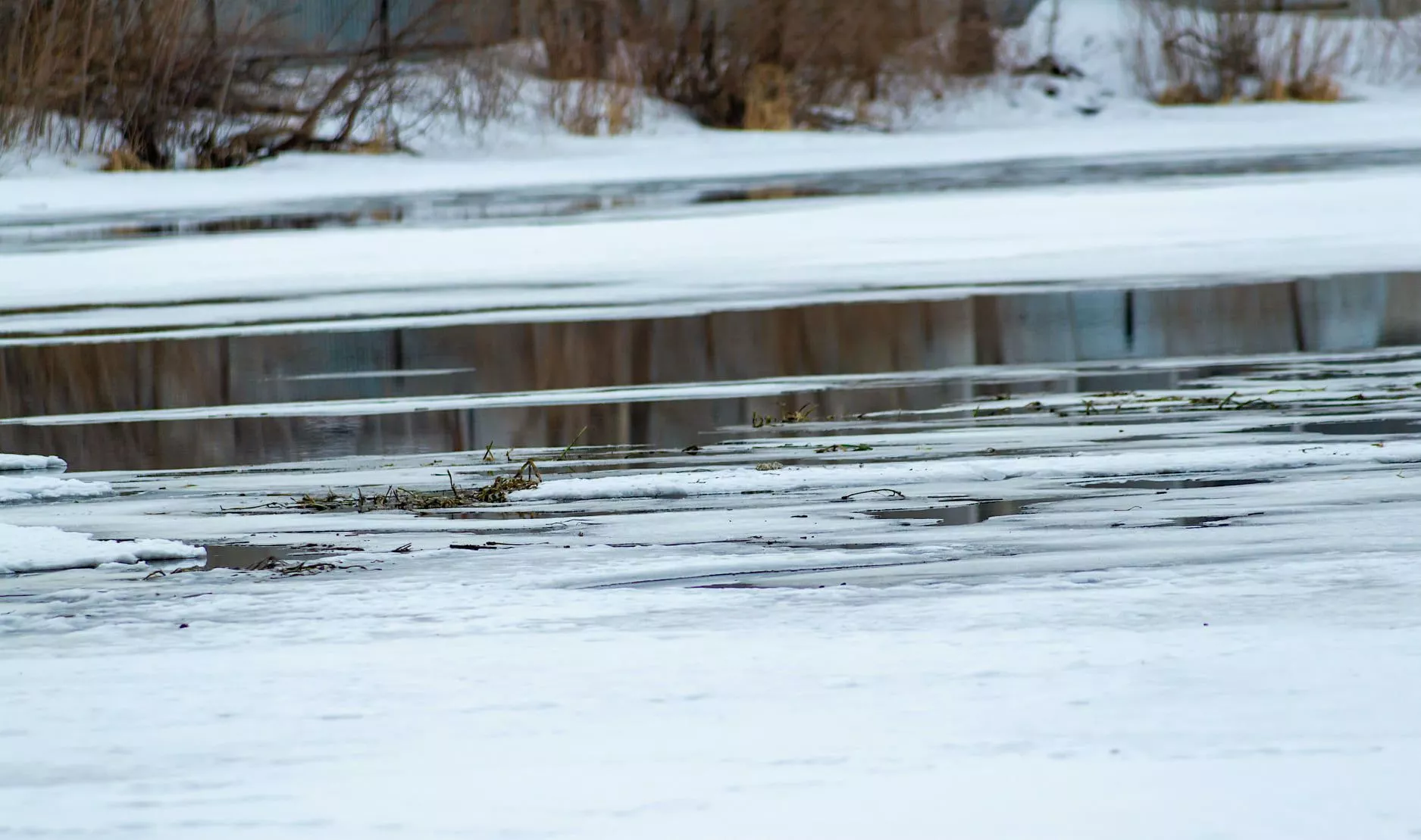 В Челябинске пенсионерка и спортсмен вытащили двух детей, провалившихся под лед