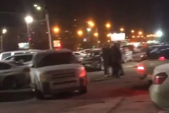 Land Rover раскидал автомобили на парковке возле ТРК