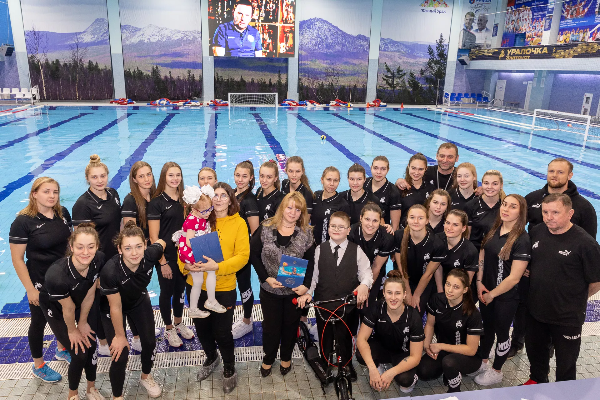 «Рыси» из ватерпольной «Уралочки» стали «снеговиками-добряками»