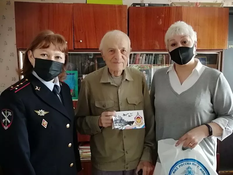 Сотрудники Отдела МВД России по городу Копейску поздравили ветерана Великой Отечественной войны и ОВД Ивана Иванович Конченкова с Днем защитников Отечества