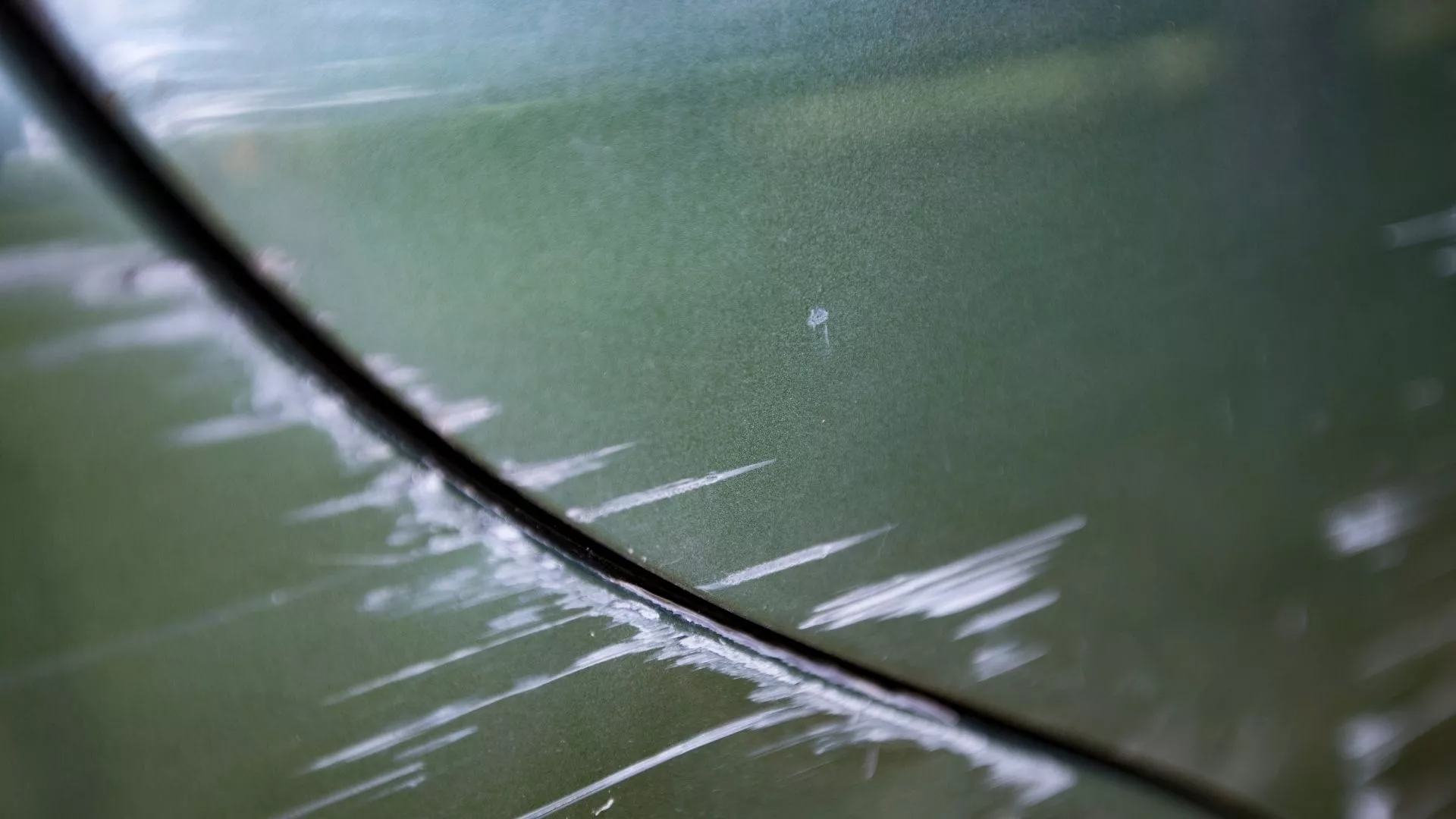 Мужчина хотел поцарапать машину бывшей, но перепутал авто