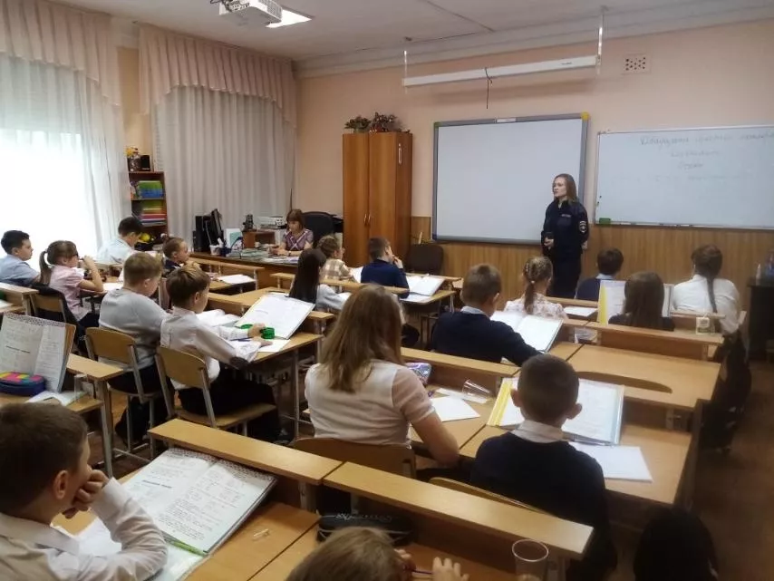 Школьникам напомнили правила поведения на дороге в самый опасный для пешеходов период года