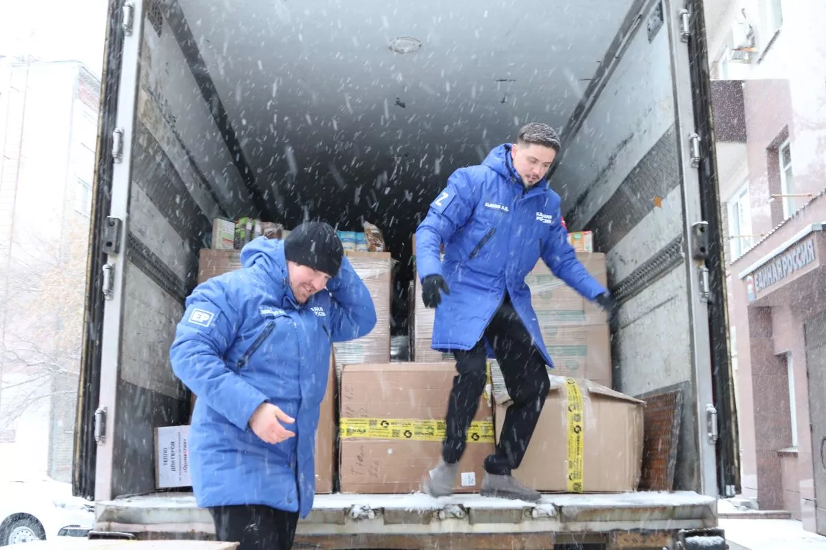 Челябинские единороссы погрузили и отправили фуру с гуманитарной помощью в Курск