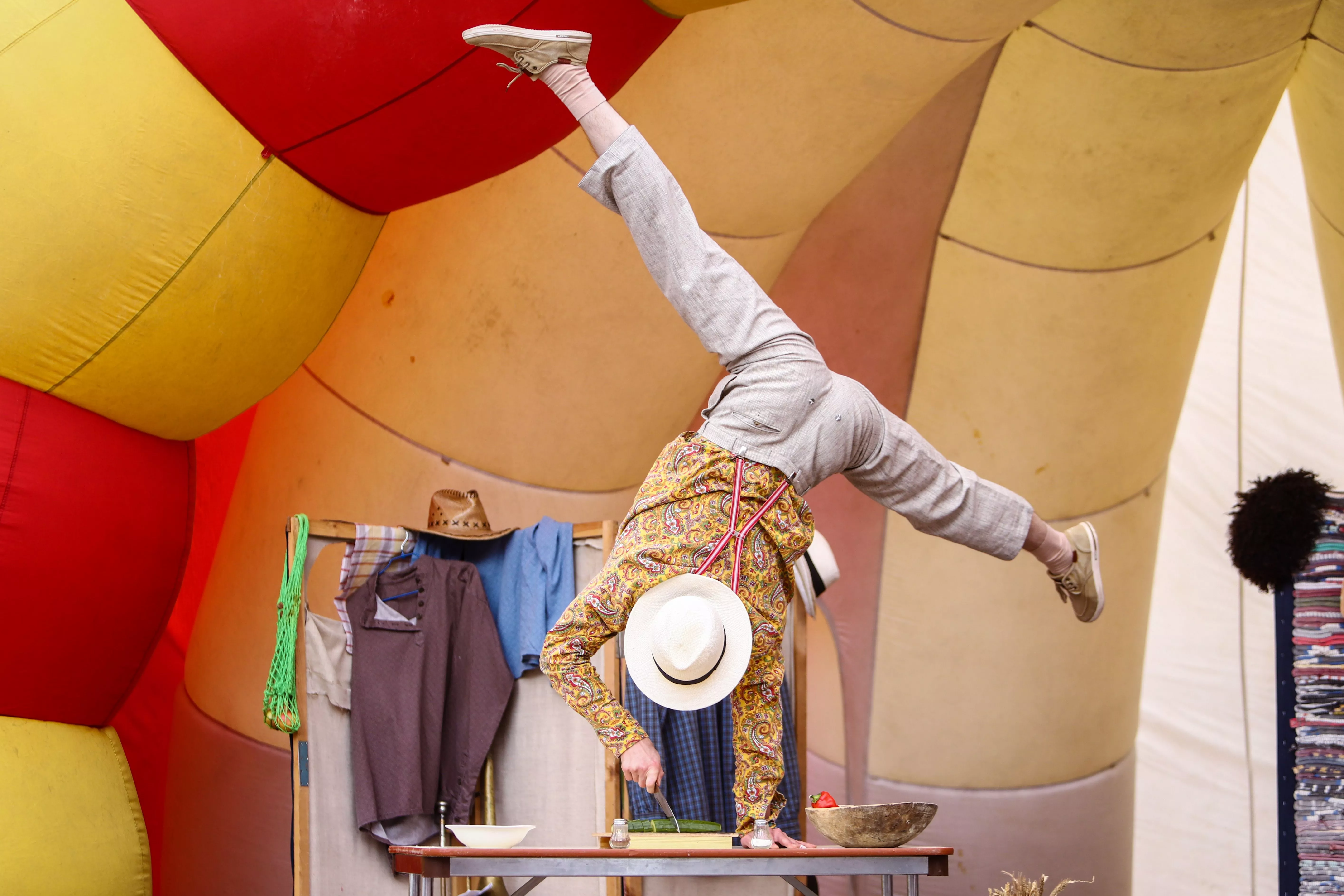 Гости фестиваля «Крынка» покажут, как резать огурцы в стойке на одной руке