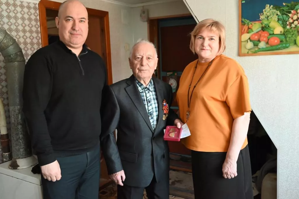 Светлана Логанова вручила юбилейные медали ветеранам Копейска