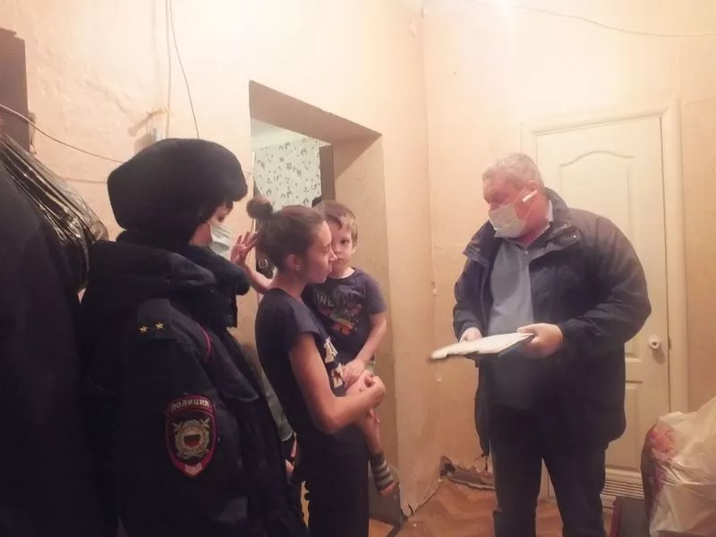 В Копейске по домам ходит полицейский Дед Мороз