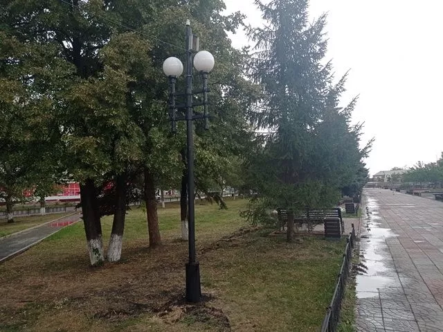 На площади Славы заменили светильники